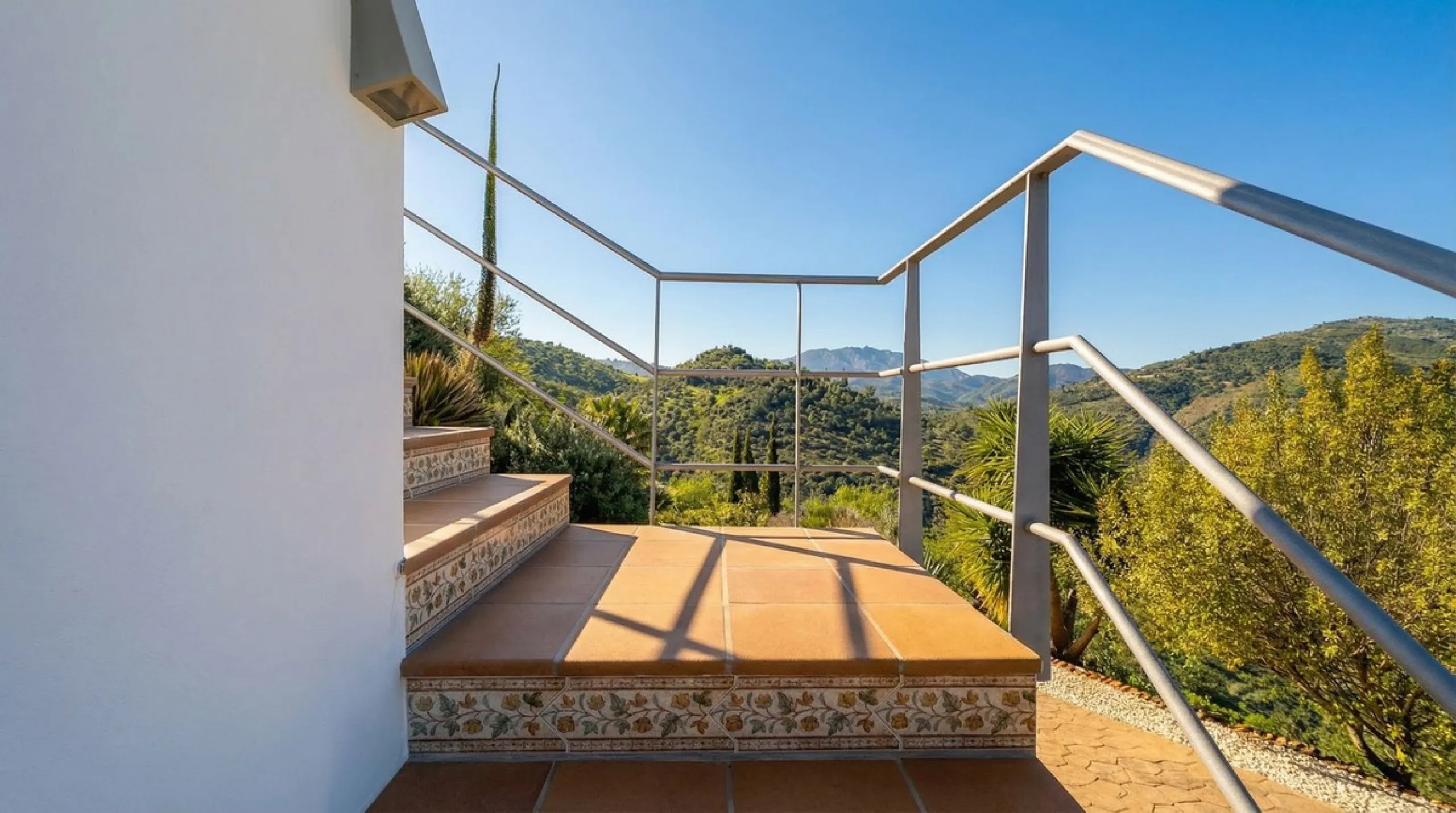 House - Detached Villa в продаже в Guaro, Málaga. В доме 4 спален и 4 ванных комнат. Площадь дома 357 м². Площадь участка 22000 м²