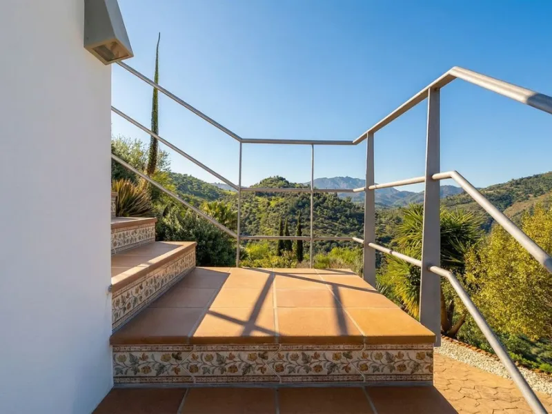 House - Detached Villa в продаже в Guaro, Málaga. В доме 4 спален и 4 ванных комнат. Площадь дома 357 м². Площадь участка 22000 м²