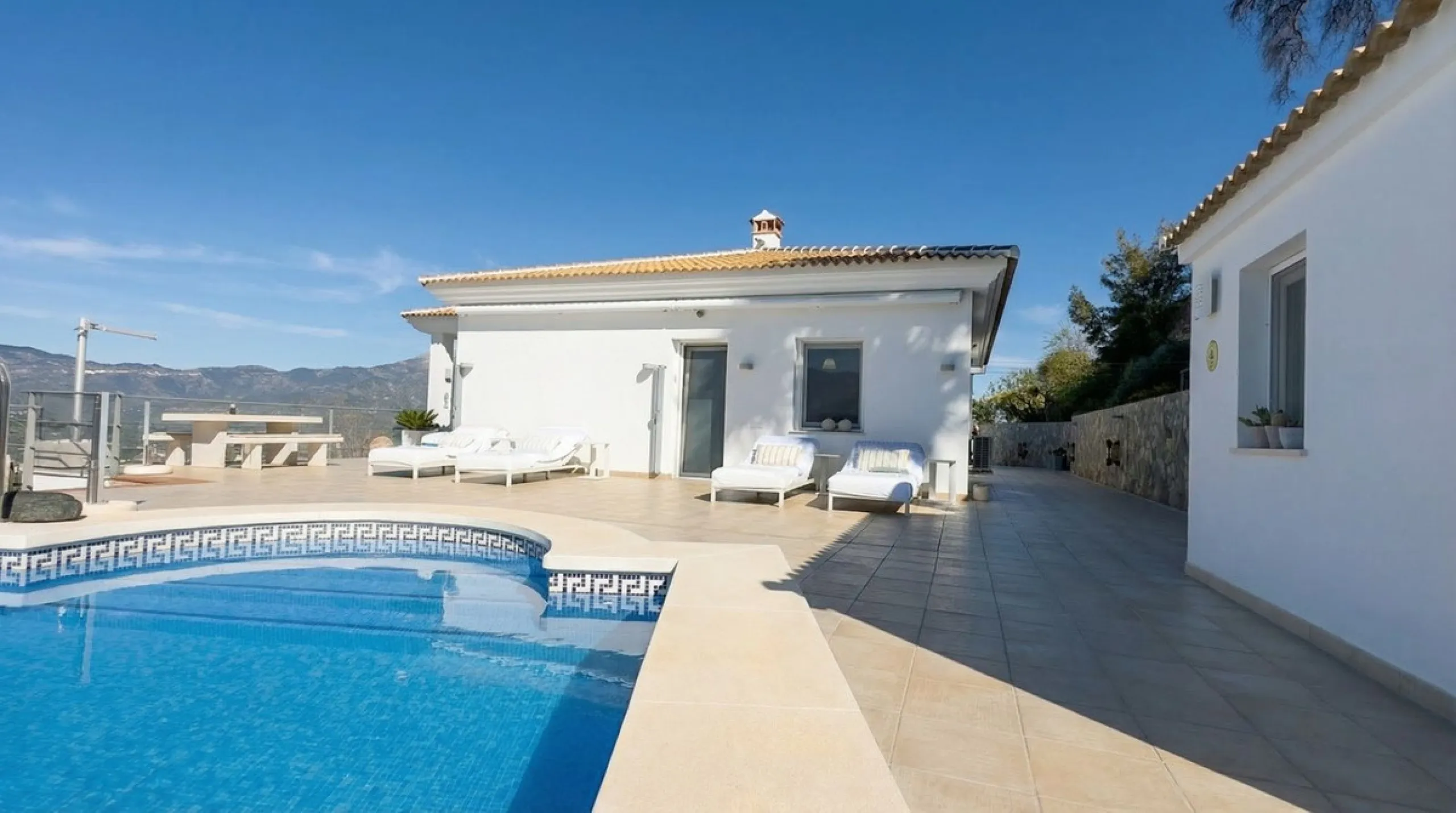 House - Detached Villa в продаже в Guaro, Málaga. В доме 4 спален и 4 ванных комнат. Площадь дома 357 м². Площадь участка 22000 м²
