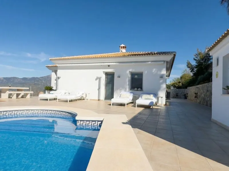 House - Detached Villa в продаже в Guaro, Málaga. В доме 4 спален и 4 ванных комнат. Площадь дома 357 м². Площадь участка 22000 м²