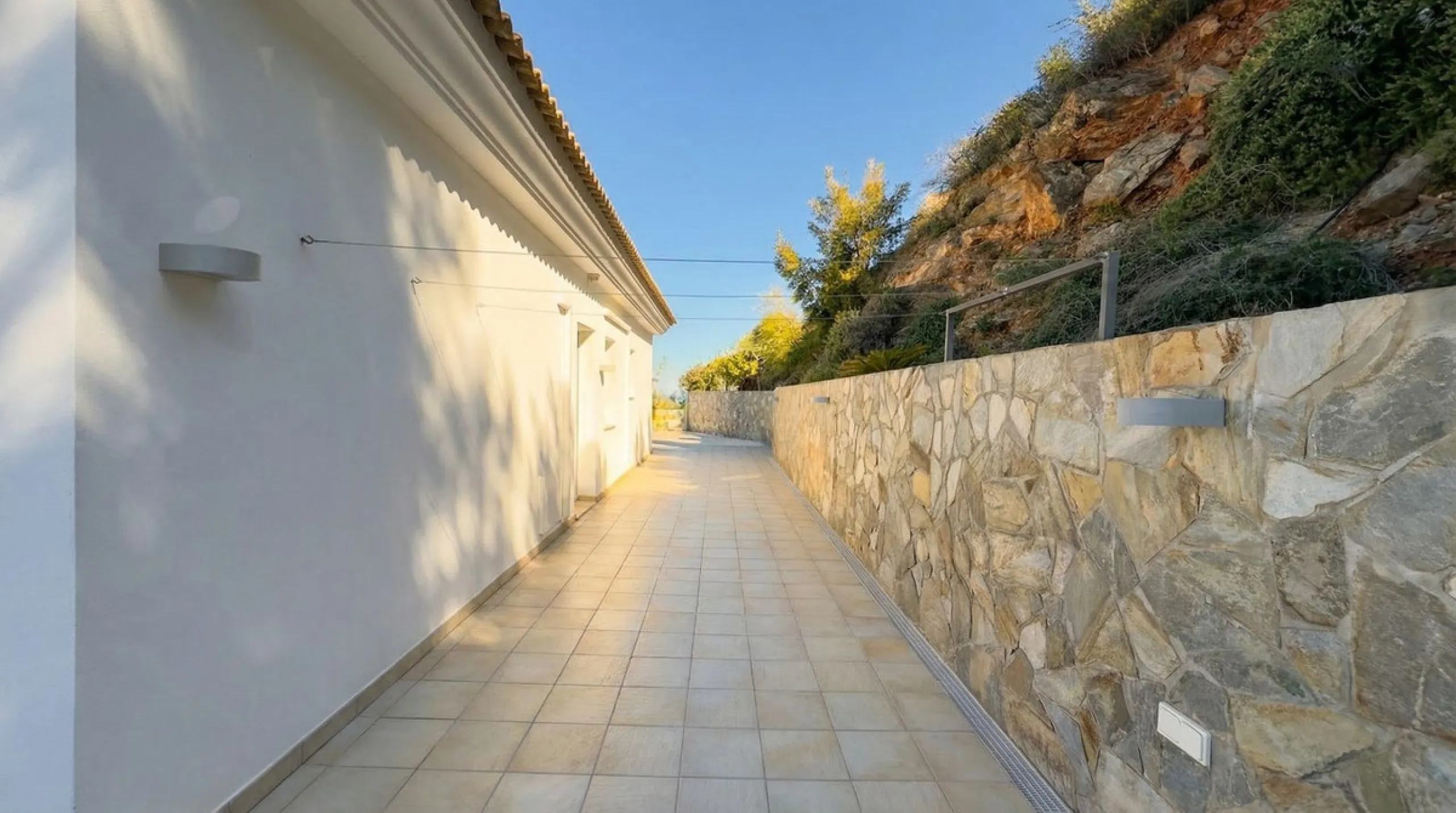 House - Detached Villa в продаже в Guaro, Málaga. В доме 4 спален и 4 ванных комнат. Площадь дома 357 м². Площадь участка 22000 м²