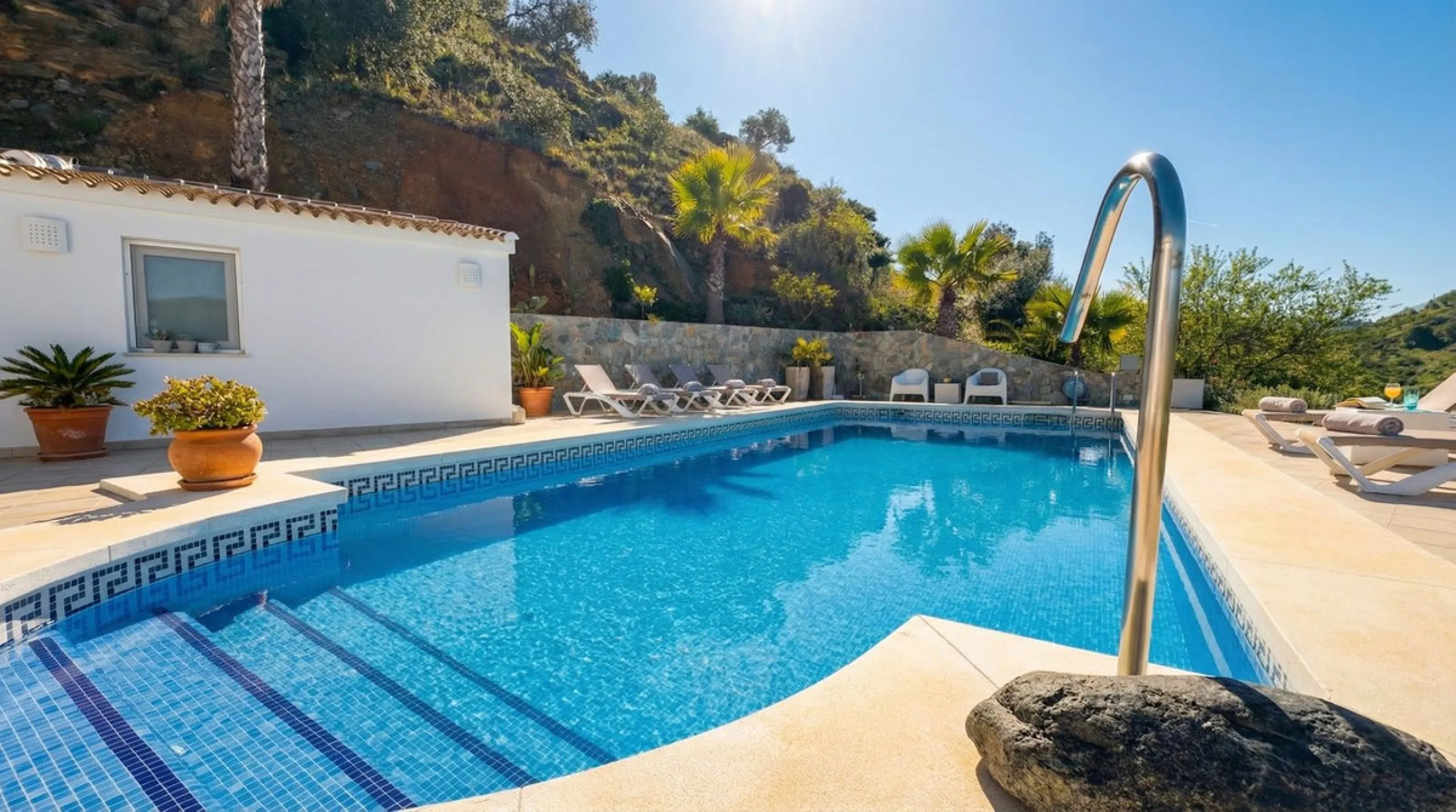 House - Detached Villa в продаже в Guaro, Málaga. В доме 4 спален и 4 ванных комнат. Площадь дома 357 м². Площадь участка 22000 м²