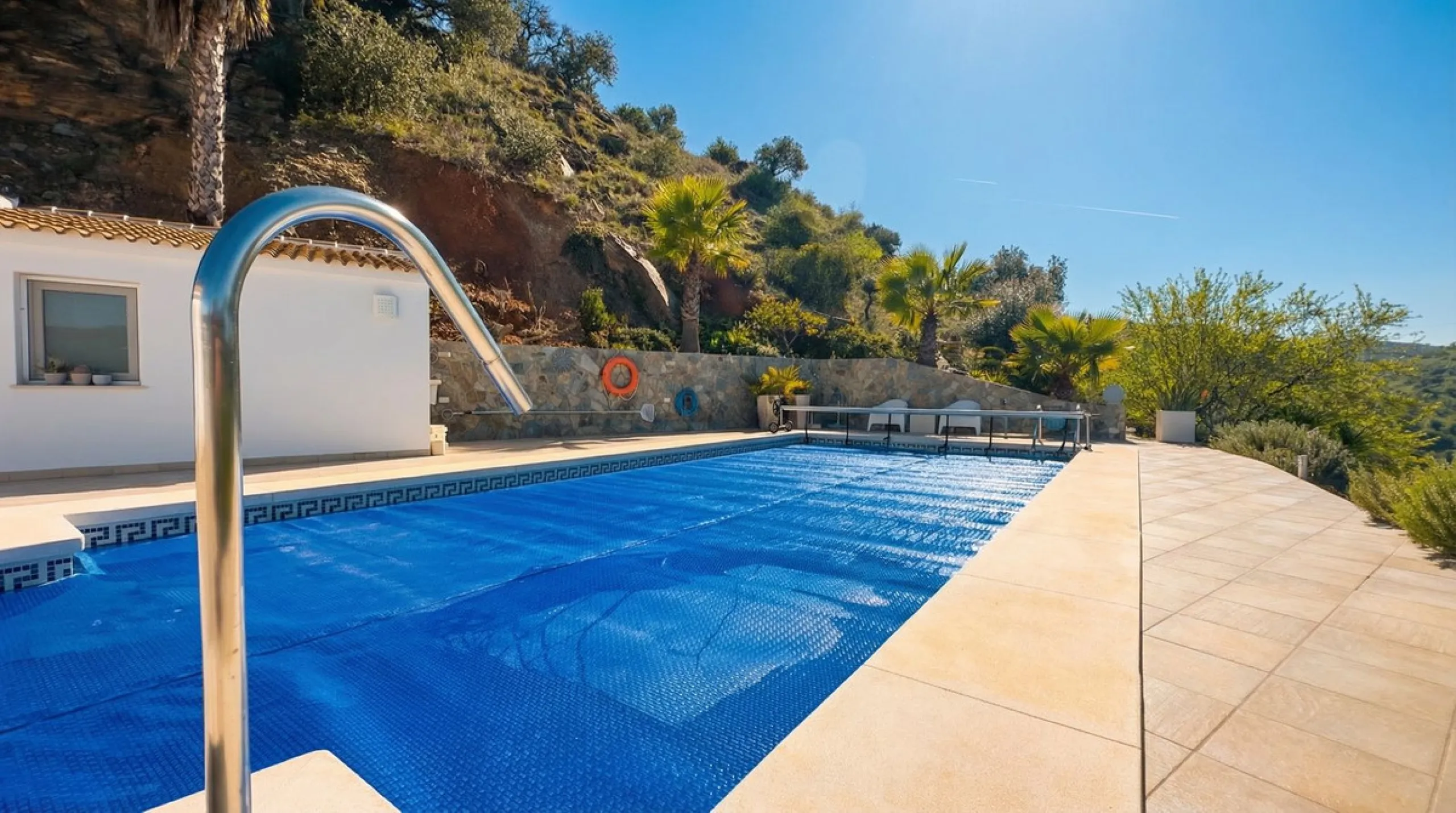 House - Detached Villa в продаже в Guaro, Málaga. В доме 4 спален и 4 ванных комнат. Площадь дома 357 м². Площадь участка 22000 м²