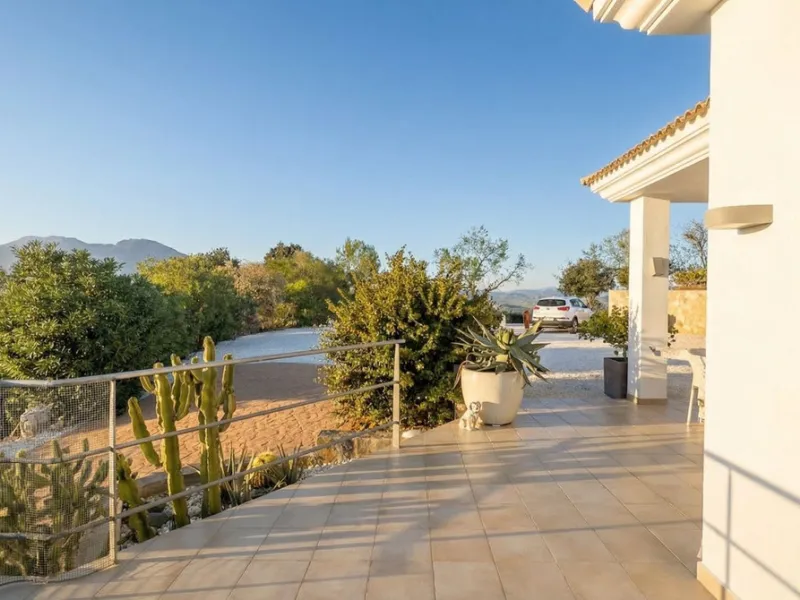 House - Detached Villa в продаже в Guaro, Málaga. В доме 4 спален и 4 ванных комнат. Площадь дома 357 м². Площадь участка 22000 м²