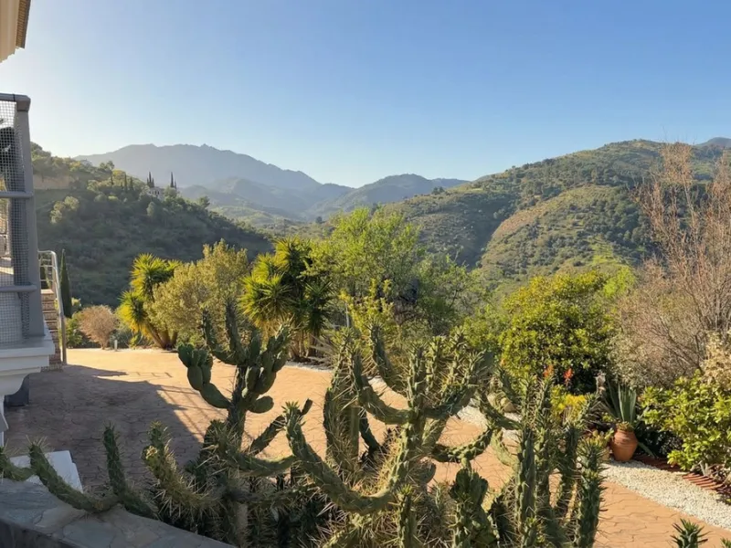 House - Detached Villa в продаже в Guaro, Málaga. В доме 4 спален и 4 ванных комнат. Площадь дома 357 м². Площадь участка 22000 м²
