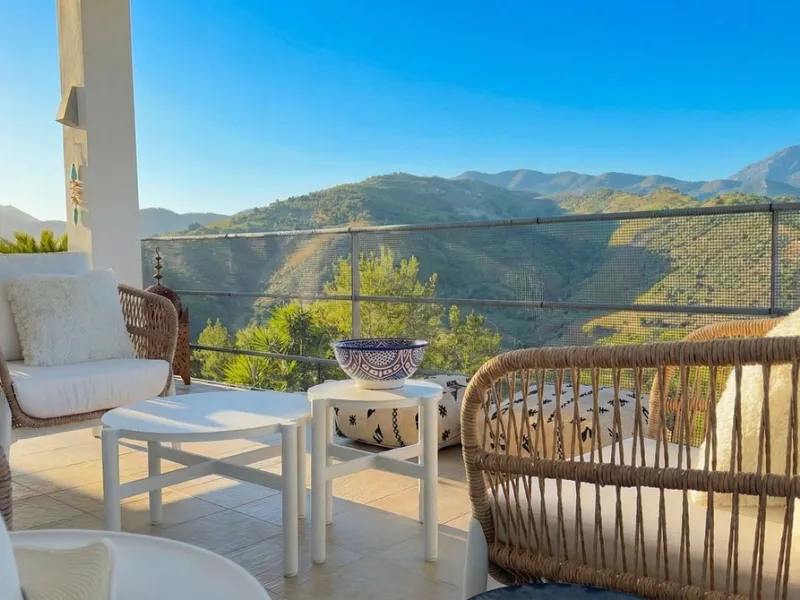 House - Detached Villa в продаже в Guaro, Málaga. В доме 4 спален и 4 ванных комнат. Площадь дома 357 м². Площадь участка 22000 м²