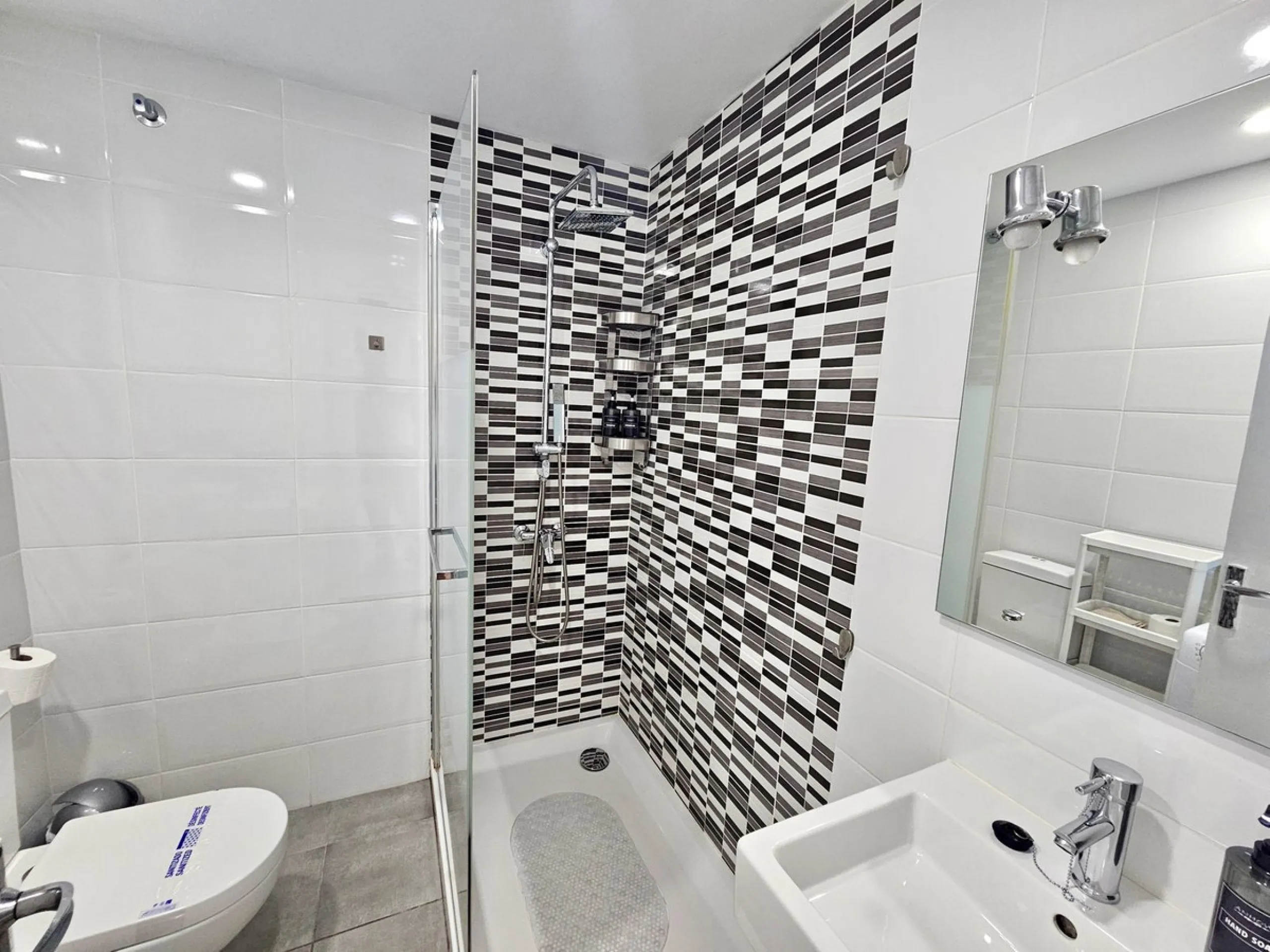 Apartment - Middle Floor Apartment в продаже в Torremolinos, Málaga. В доме 3 спален и 2 ванных комнат. Площадь дома 91 м²