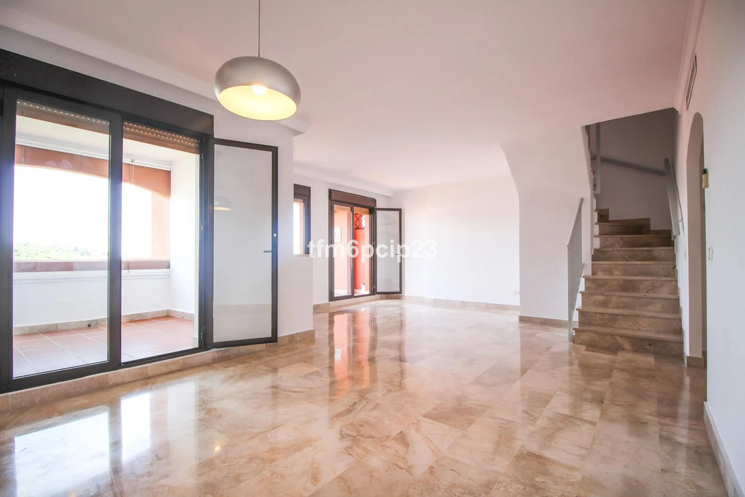 Apartment - Penthouse Duplex в продаже в Estepona, Málaga. В доме 3 спален и 4 ванных комнат. Площадь дома 140 м²