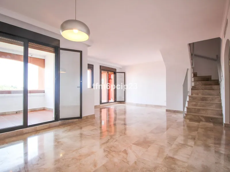 Apartment - Penthouse Duplex в продаже в Estepona, Málaga. В доме 3 спален и 4 ванных комнат. Площадь дома 140 м²