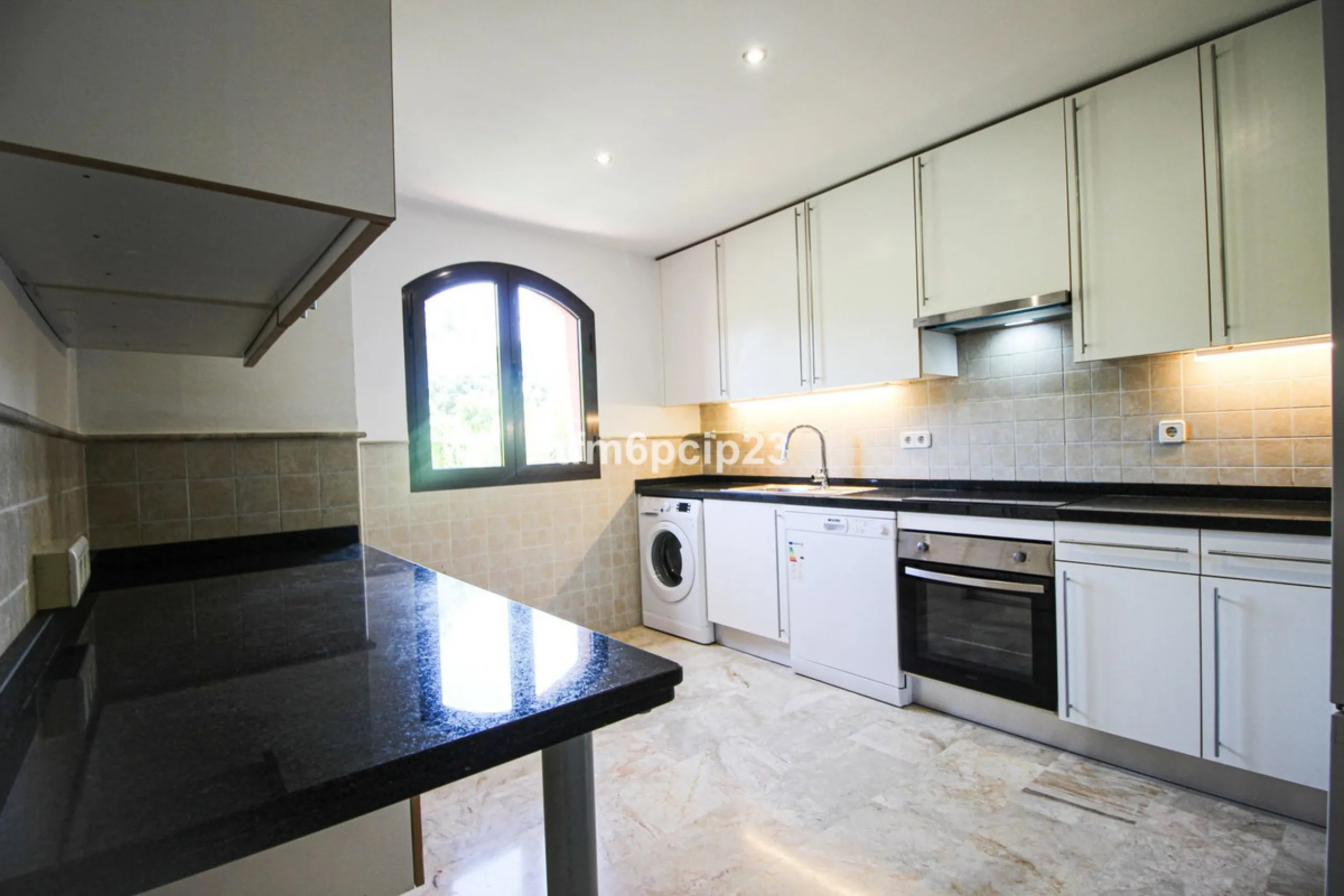 Apartment - Penthouse Duplex в продаже в Estepona, Málaga. В доме 3 спален и 4 ванных комнат. Площадь дома 140 м²
