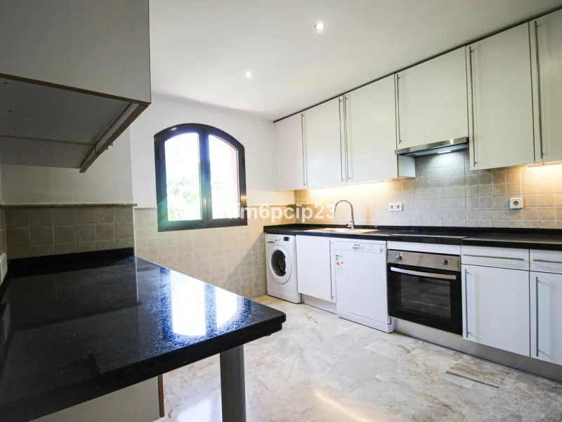 Apartment - Penthouse Duplex в продаже в Estepona, Málaga. В доме 3 спален и 4 ванных комнат. Площадь дома 140 м²