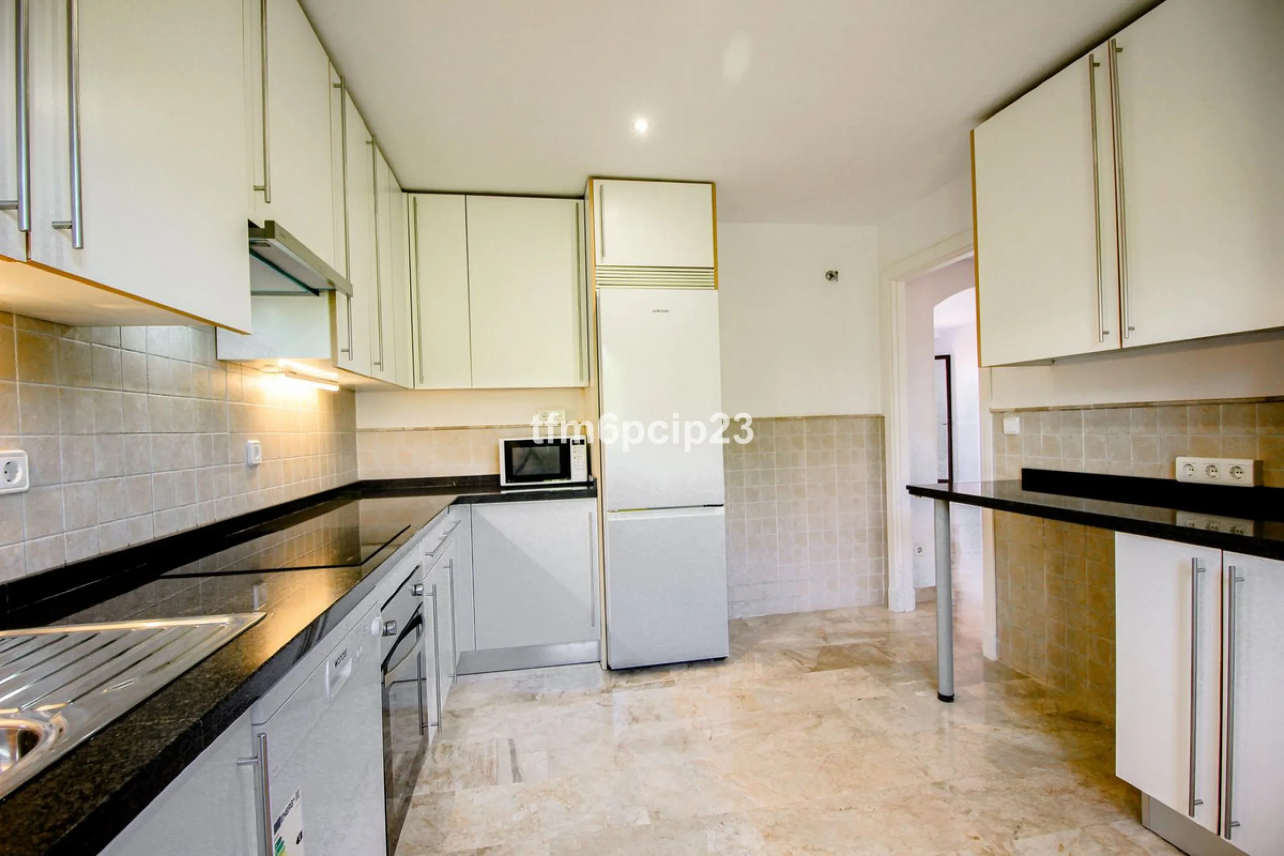 Apartment - Penthouse Duplex в продаже в Estepona, Málaga. В доме 3 спален и 4 ванных комнат. Площадь дома 140 м²
