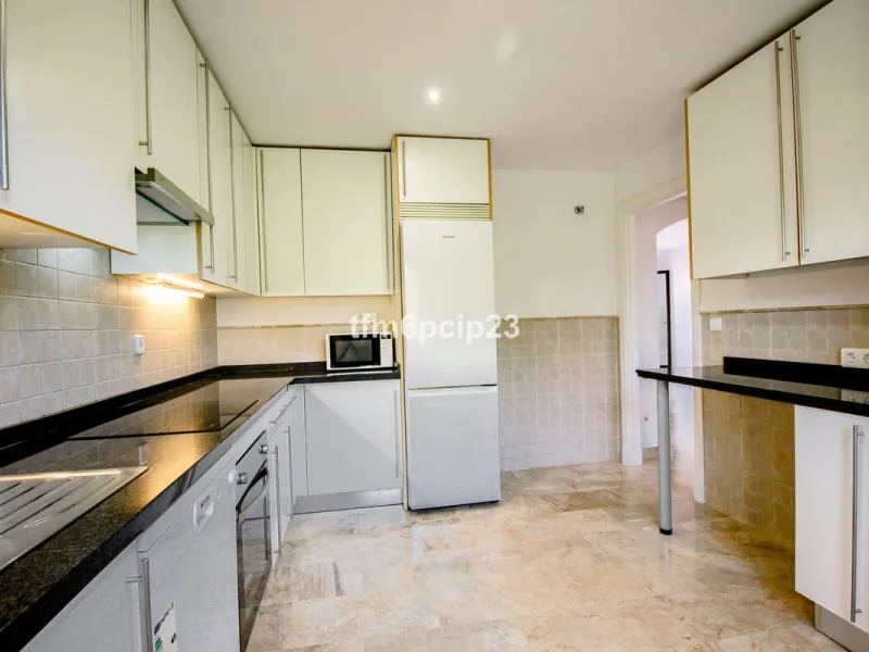 Apartment - Penthouse Duplex в продаже в Estepona, Málaga. В доме 3 спален и 4 ванных комнат. Площадь дома 140 м²