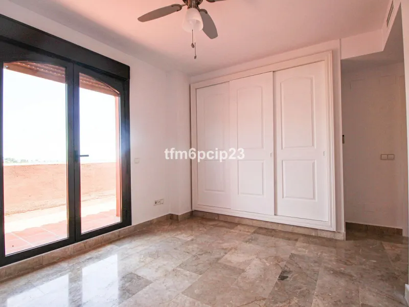Apartment - Penthouse Duplex в продаже в Estepona, Málaga. В доме 3 спален и 4 ванных комнат. Площадь дома 140 м²