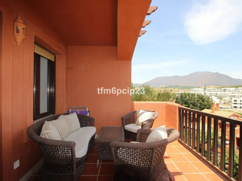 Apartment - Penthouse Duplex в продаже в Estepona, Málaga. В доме 3 спален и 4 ванных комнат. Площадь дома 140 м²