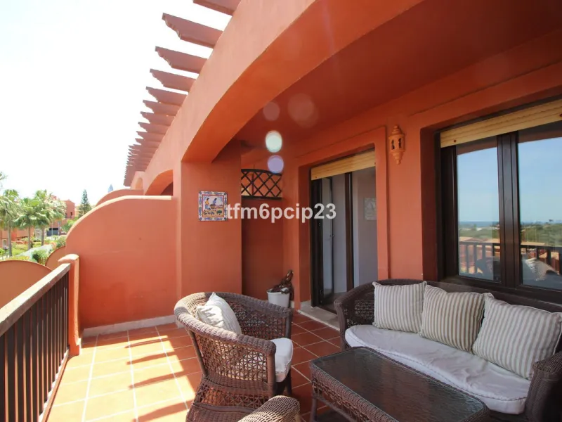 Apartment - Penthouse Duplex в продаже в Estepona, Málaga. В доме 3 спален и 4 ванных комнат. Площадь дома 140 м²