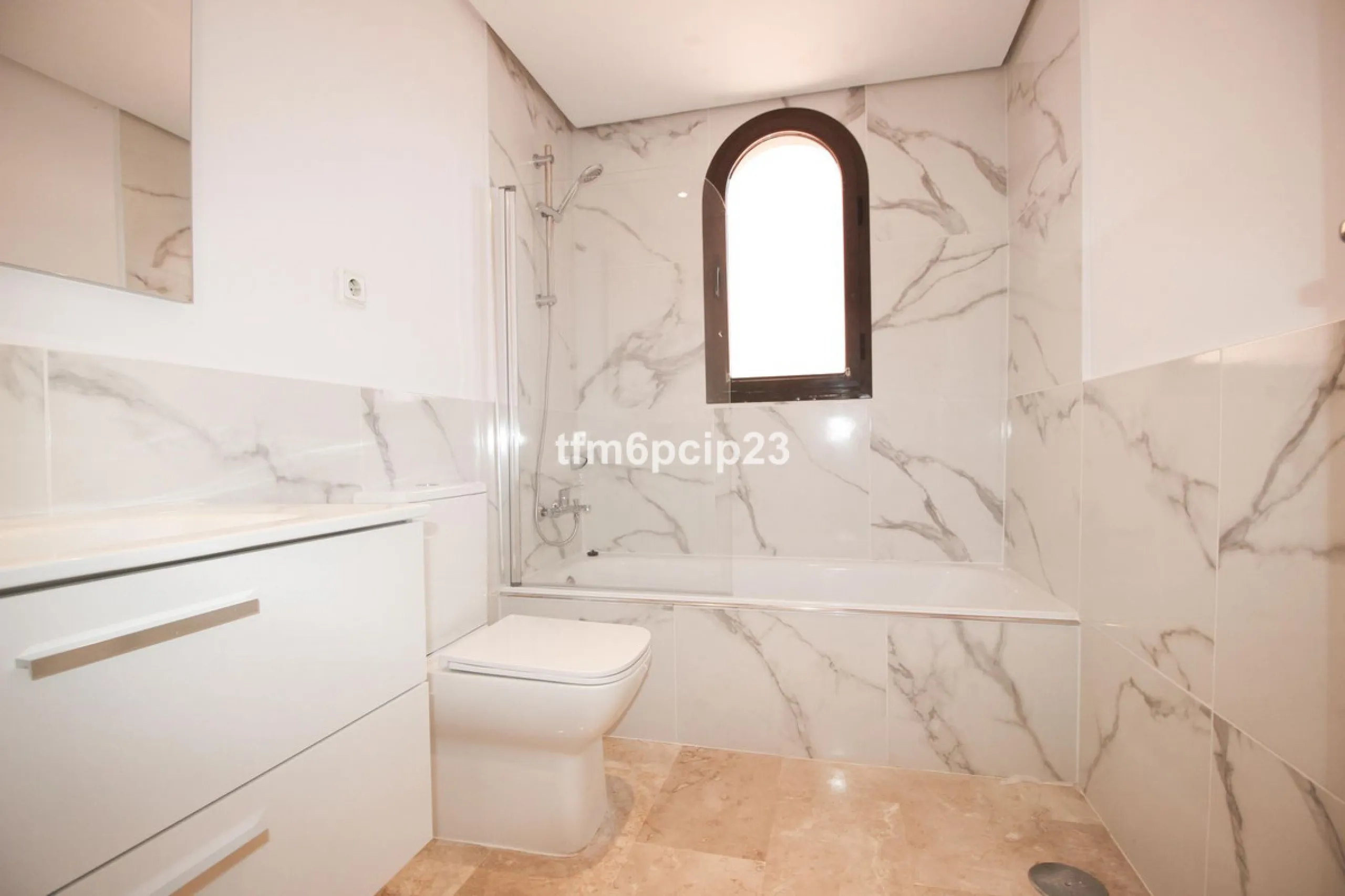 Apartment - Penthouse Duplex в продаже в Estepona, Málaga. В доме 3 спален и 4 ванных комнат. Площадь дома 140 м²