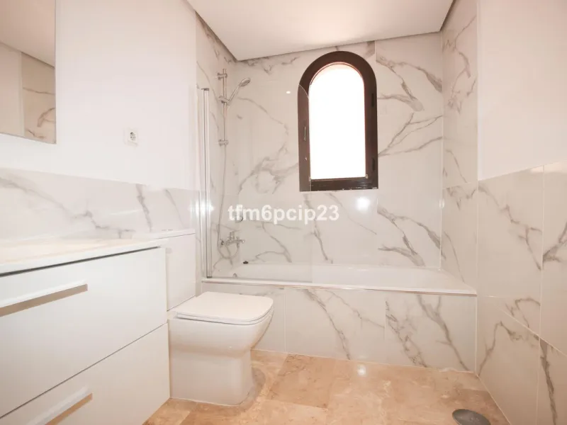 Apartment - Penthouse Duplex в продаже в Estepona, Málaga. В доме 3 спален и 4 ванных комнат. Площадь дома 140 м²