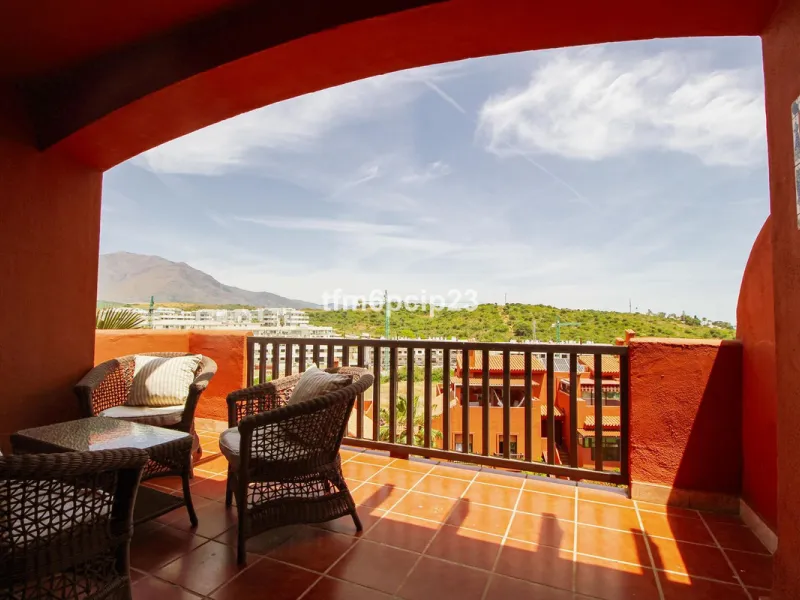 Apartment - Penthouse Duplex в продаже в Estepona, Málaga. В доме 3 спален и 4 ванных комнат. Площадь дома 140 м²