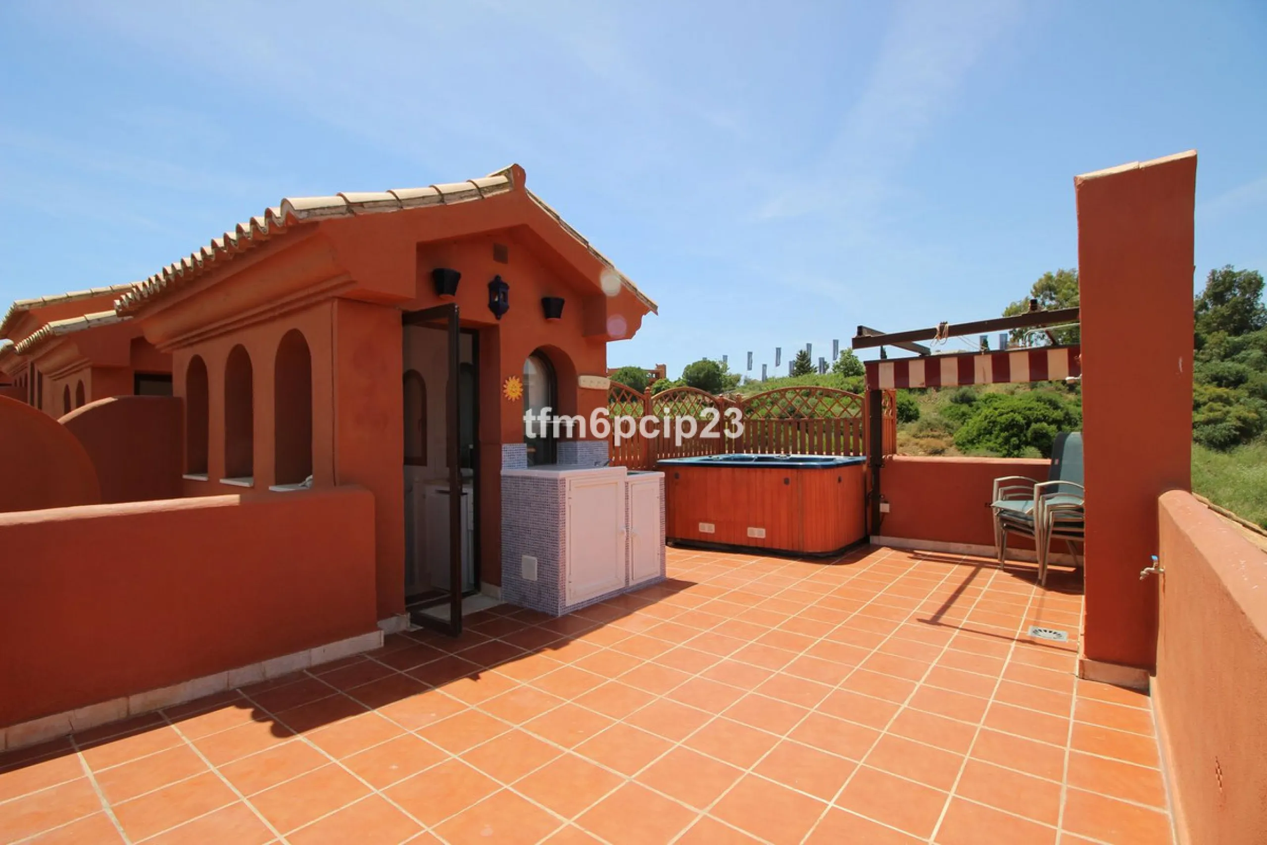 Apartment - Penthouse Duplex в продаже в Estepona, Málaga. В доме 3 спален и 4 ванных комнат. Площадь дома 140 м²