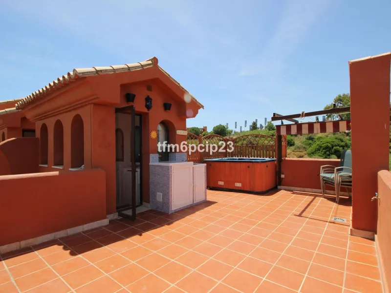 Apartment - Penthouse Duplex в продаже в Estepona, Málaga. В доме 3 спален и 4 ванных комнат. Площадь дома 140 м²
