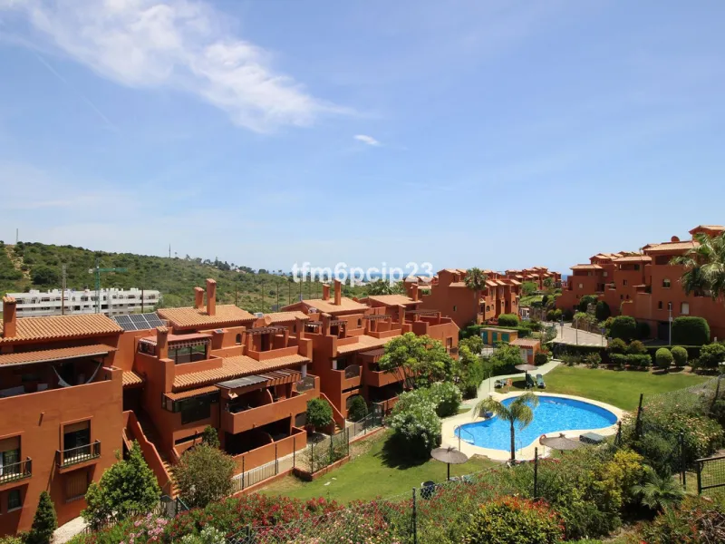 Apartment - Penthouse Duplex в продаже в Estepona, Málaga. В доме 3 спален и 4 ванных комнат. Площадь дома 140 м²