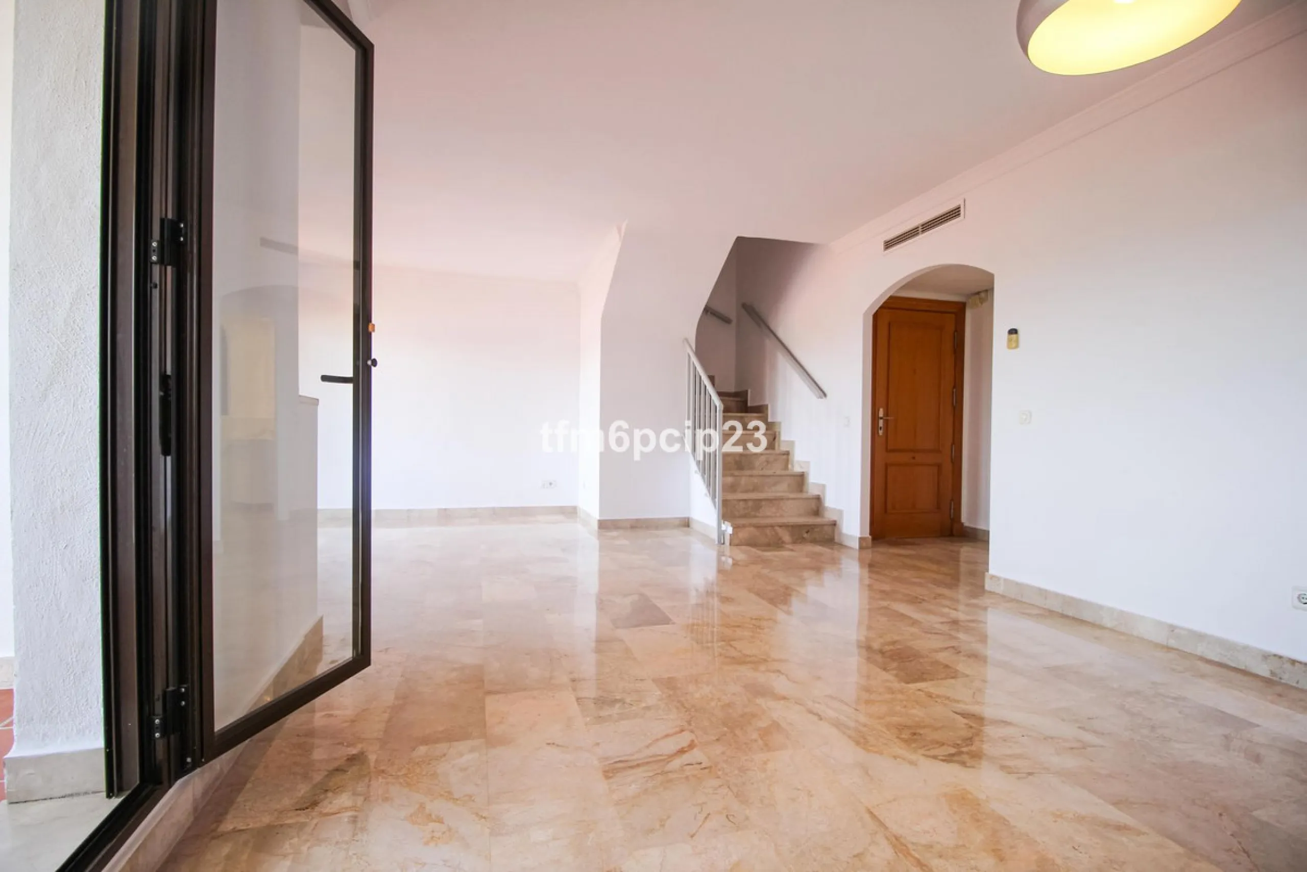 Apartment - Penthouse Duplex в продаже в Estepona, Málaga. В доме 3 спален и 4 ванных комнат. Площадь дома 140 м²