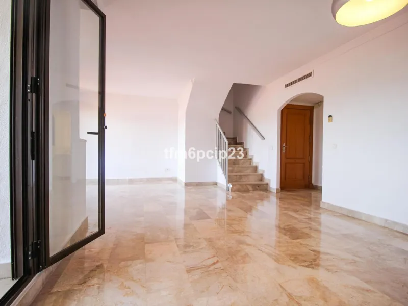 Apartment - Penthouse Duplex в продаже в Estepona, Málaga. В доме 3 спален и 4 ванных комнат. Площадь дома 140 м²