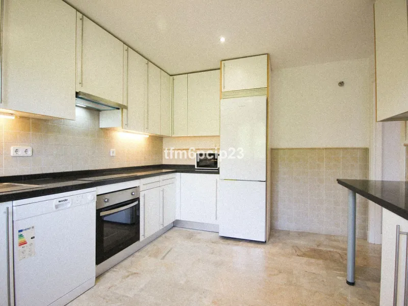 Apartment - Penthouse Duplex в продаже в Estepona, Málaga. В доме 3 спален и 4 ванных комнат. Площадь дома 140 м²
