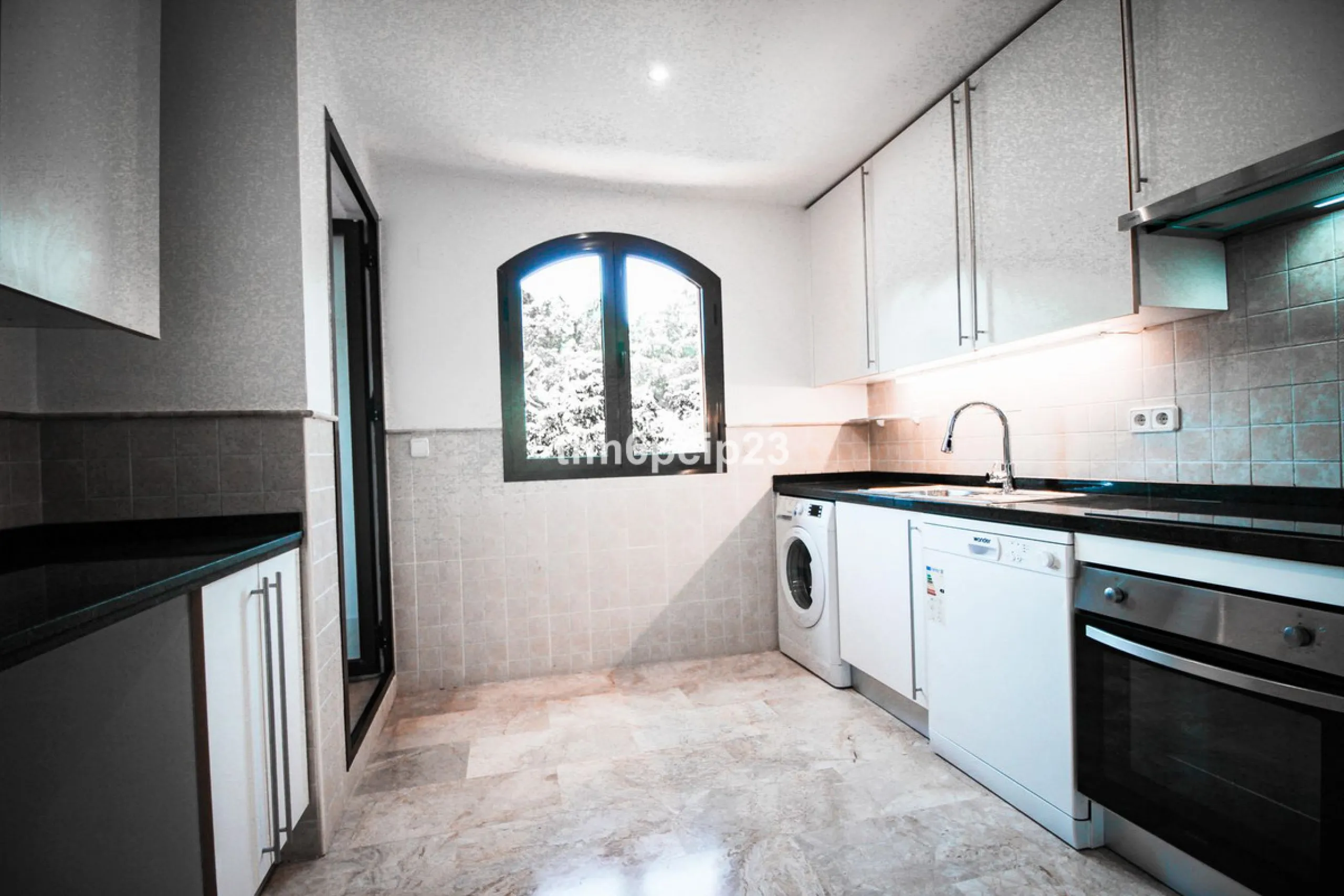 Apartment - Penthouse Duplex в продаже в Estepona, Málaga. В доме 3 спален и 4 ванных комнат. Площадь дома 140 м²