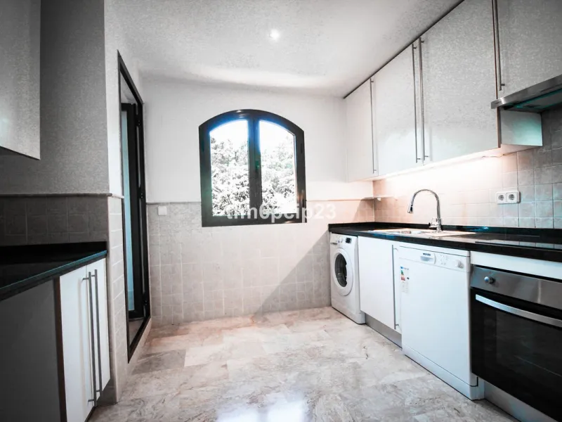 Apartment - Penthouse Duplex в продаже в Estepona, Málaga. В доме 3 спален и 4 ванных комнат. Площадь дома 140 м²