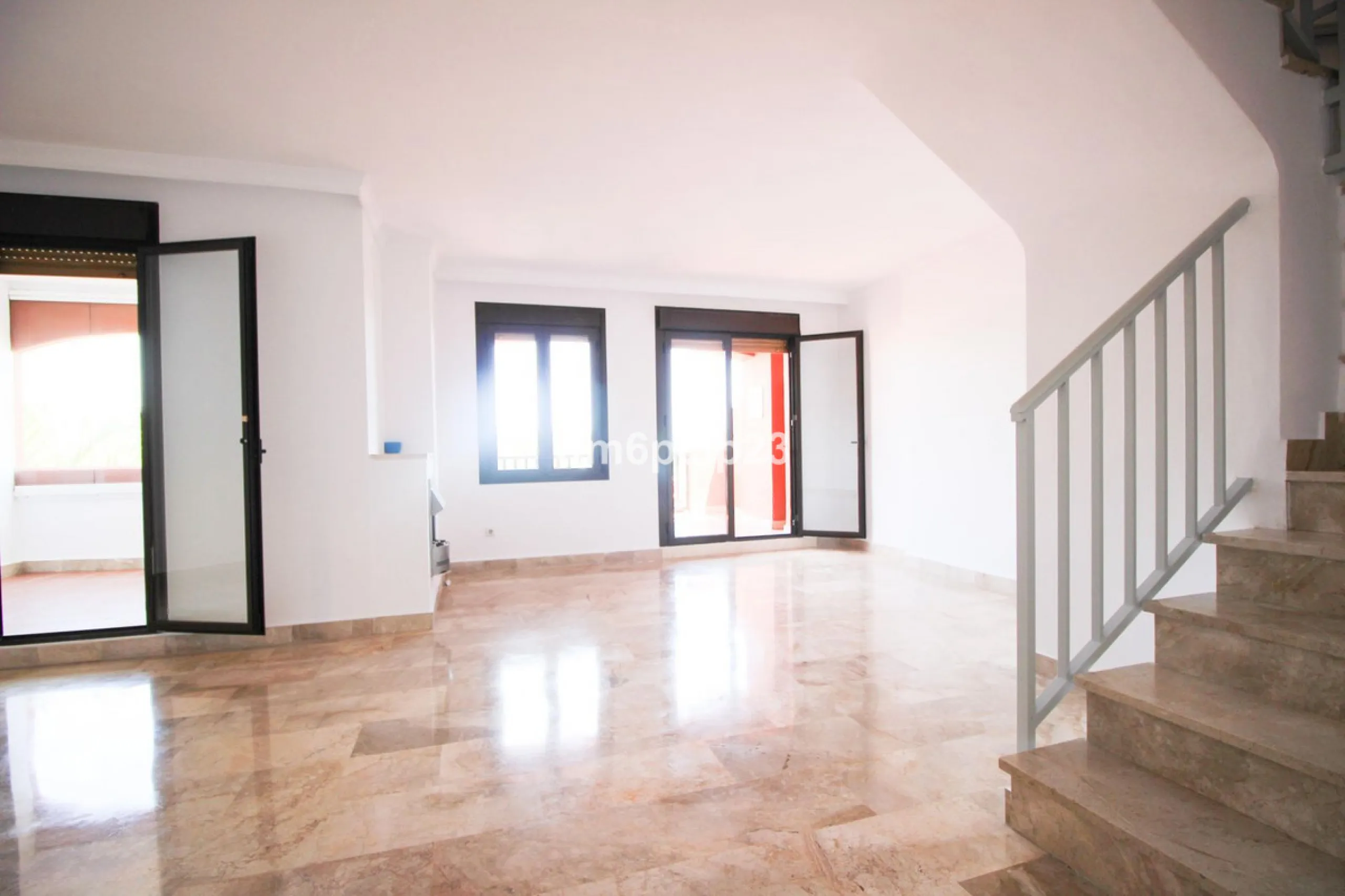 Apartment - Penthouse Duplex в продаже в Estepona, Málaga. В доме 3 спален и 4 ванных комнат. Площадь дома 140 м²