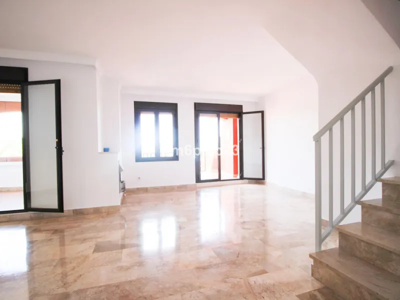 Apartment - Penthouse Duplex в продаже в Estepona, Málaga. В доме 3 спален и 4 ванных комнат. Площадь дома 140 м²
