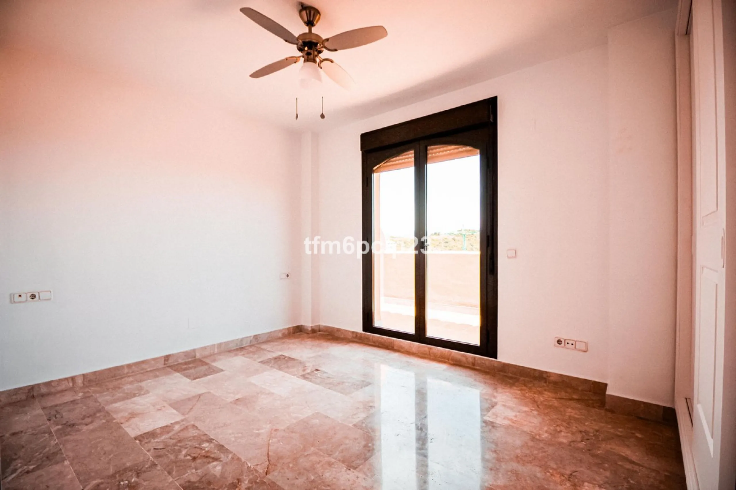 Apartment - Penthouse Duplex в продаже в Estepona, Málaga. В доме 3 спален и 4 ванных комнат. Площадь дома 140 м²