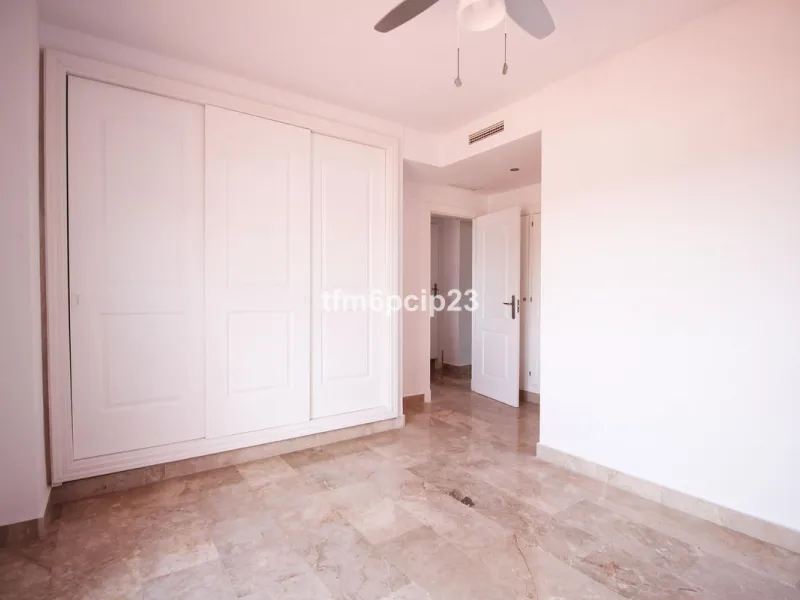 Apartment - Penthouse Duplex в продаже в Estepona, Málaga. В доме 3 спален и 4 ванных комнат. Площадь дома 140 м²