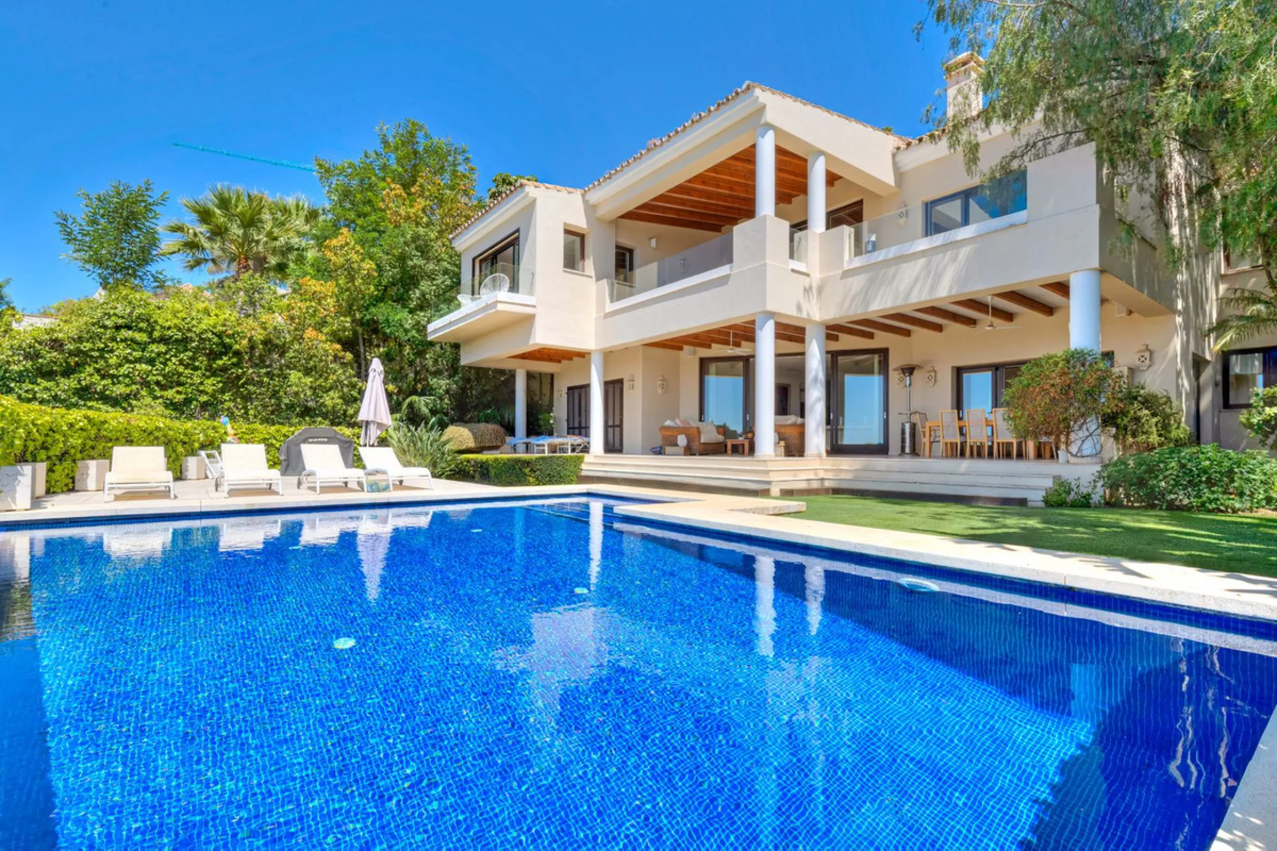 Villa for Sale in El Herrojo Alto: A Prime Architectural Estate in the Heart of La Quinta, Benahavis
