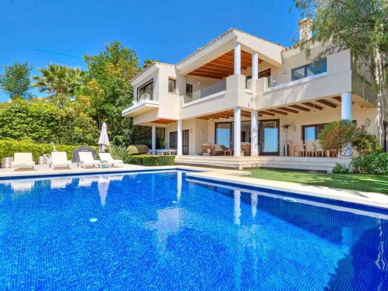 Villa for Sale in El Herrojo Alto: A Prime Architectural Estate in the Heart of La Quinta, Benahavis
