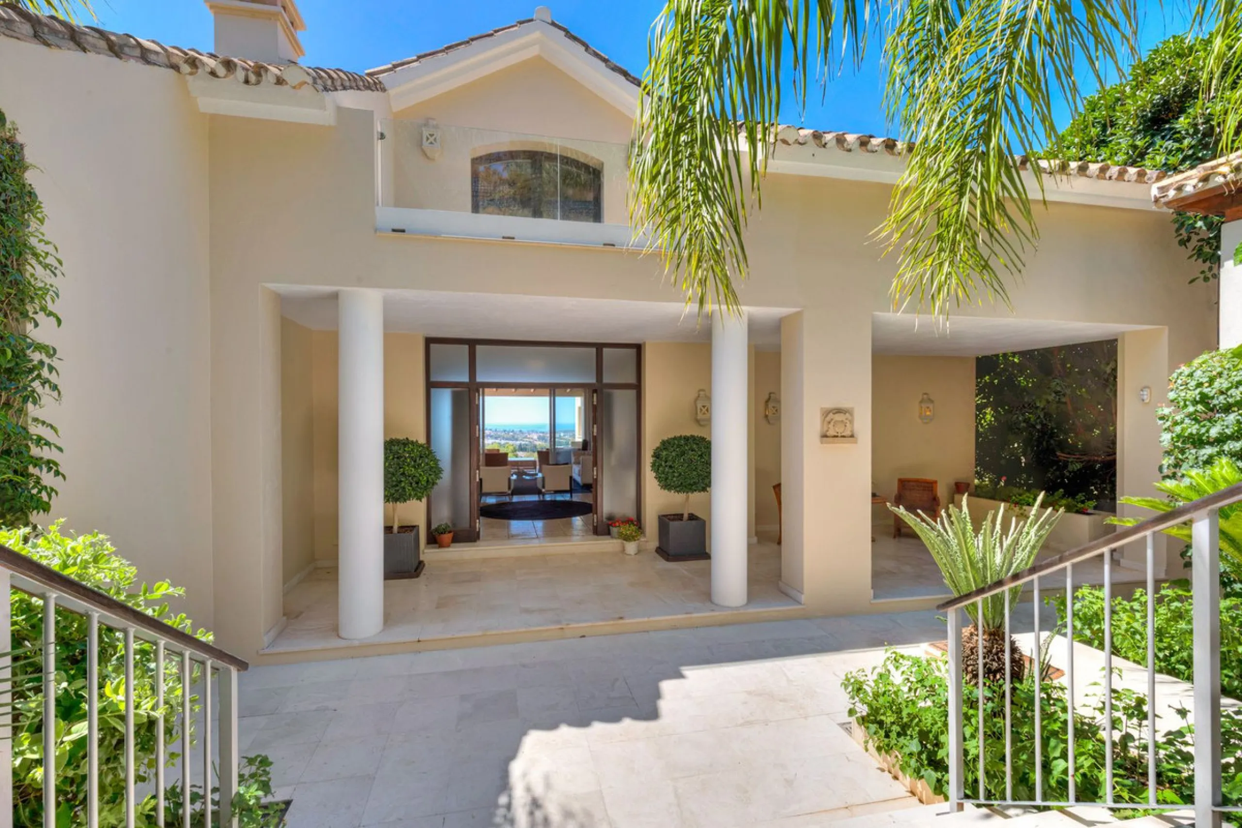 Villa for Sale in El Herrojo Alto: A Prime Architectural Estate in the Heart of La Quinta, Benahavis