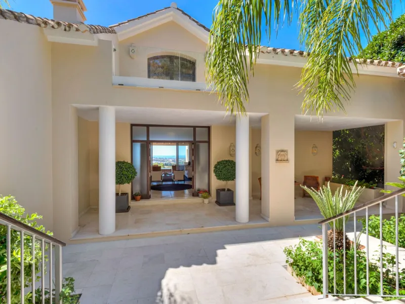 Villa for Sale in El Herrojo Alto: A Prime Architectural Estate in the Heart of La Quinta, Benahavis