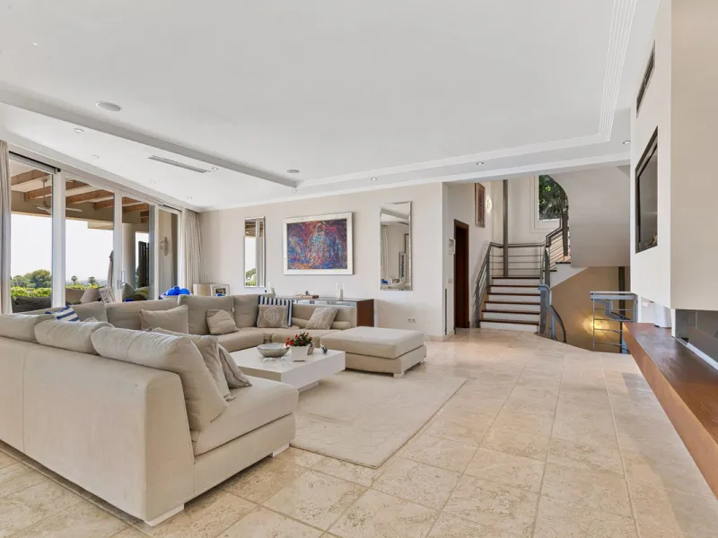 Villa for Sale in El Herrojo Alto: A Prime Architectural Estate in the Heart of La Quinta, Benahavis