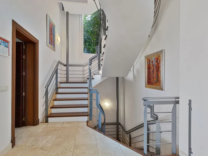 Villa for Sale in El Herrojo Alto: A Prime Architectural Estate in the Heart of La Quinta, Benahavis