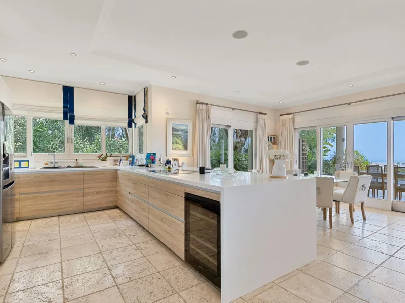 Villa for Sale in El Herrojo Alto: A Prime Architectural Estate in the Heart of La Quinta, Benahavis