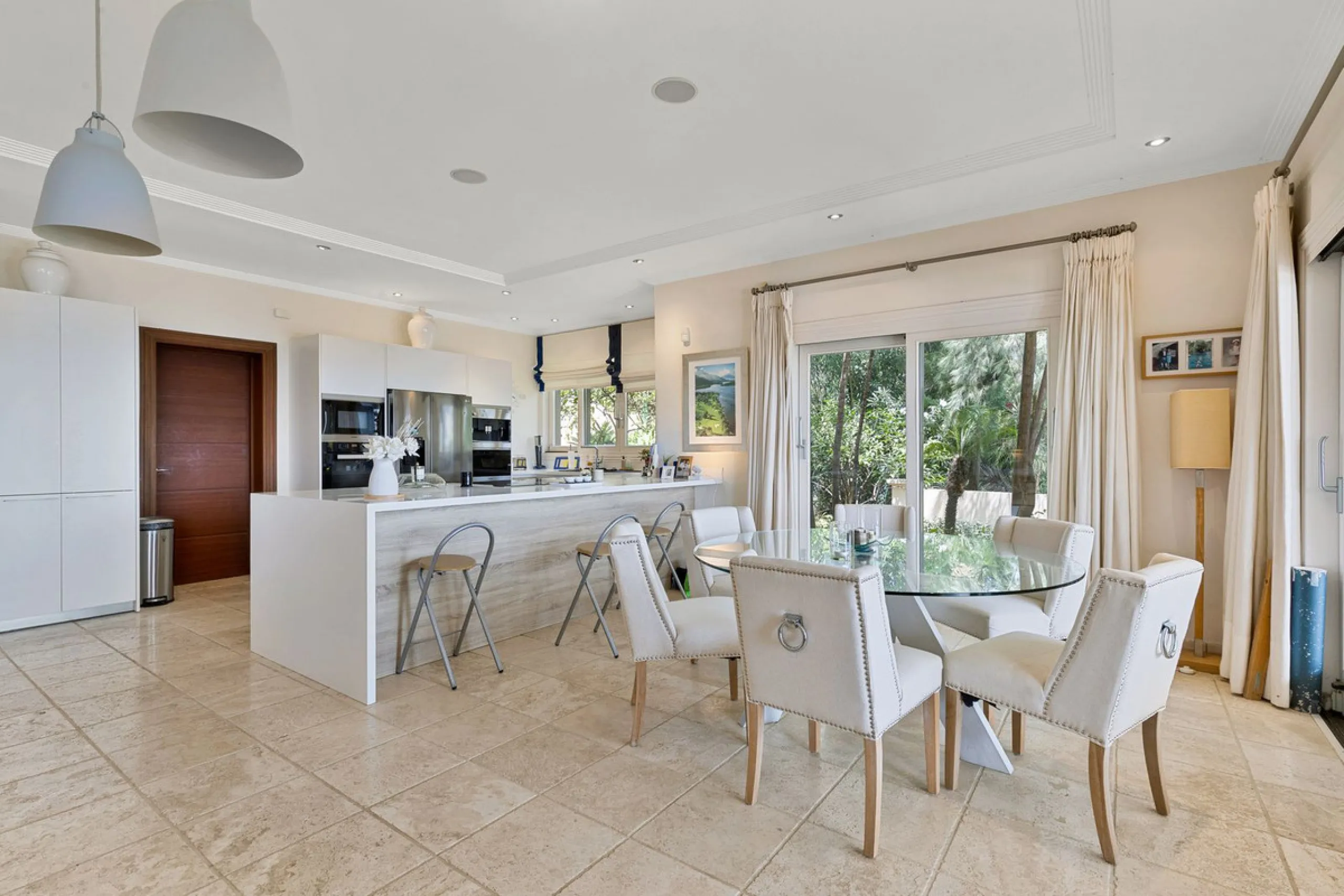 Villa for Sale in El Herrojo Alto: A Prime Architectural Estate in the Heart of La Quinta, Benahavis