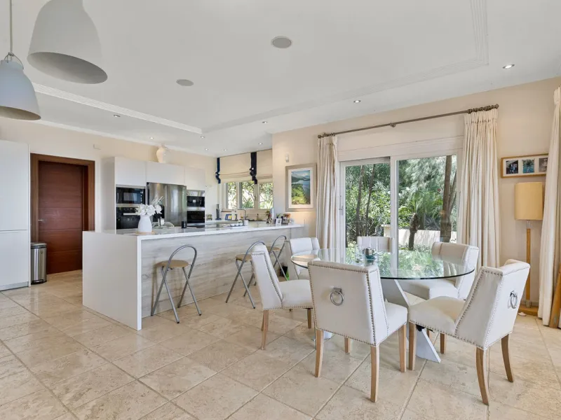 Villa for Sale in El Herrojo Alto: A Prime Architectural Estate in the Heart of La Quinta, Benahavis