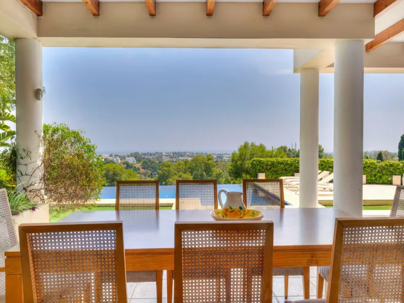 Villa for Sale in El Herrojo Alto: A Prime Architectural Estate in the Heart of La Quinta, Benahavis