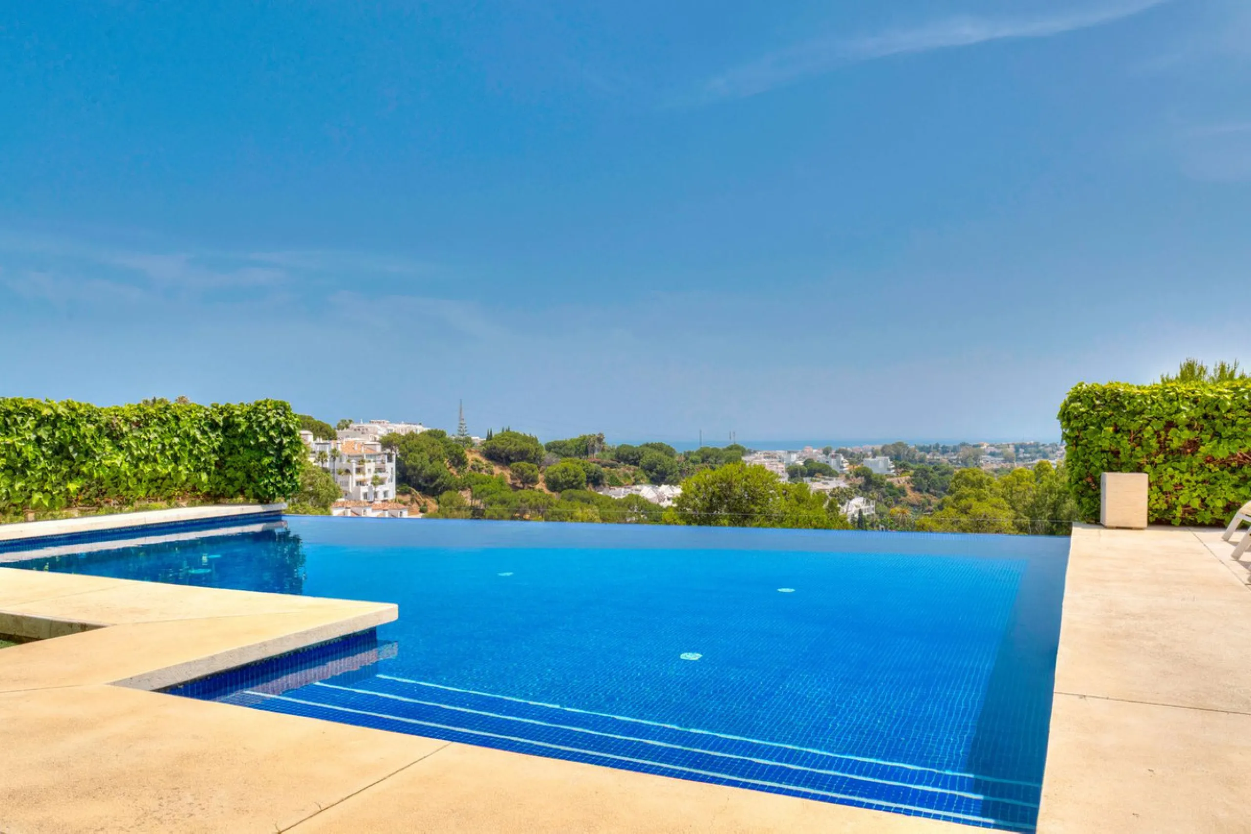 Villa for Sale in El Herrojo Alto: A Prime Architectural Estate in the Heart of La Quinta, Benahavis