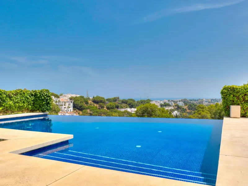 Villa for Sale in El Herrojo Alto: A Prime Architectural Estate in the Heart of La Quinta, Benahavis