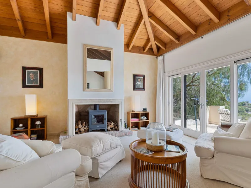 Villa for Sale in El Herrojo Alto: A Prime Architectural Estate in the Heart of La Quinta, Benahavis