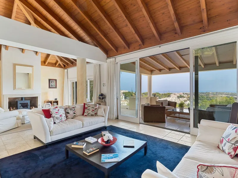 Villa for Sale in El Herrojo Alto: A Prime Architectural Estate in the Heart of La Quinta, Benahavis