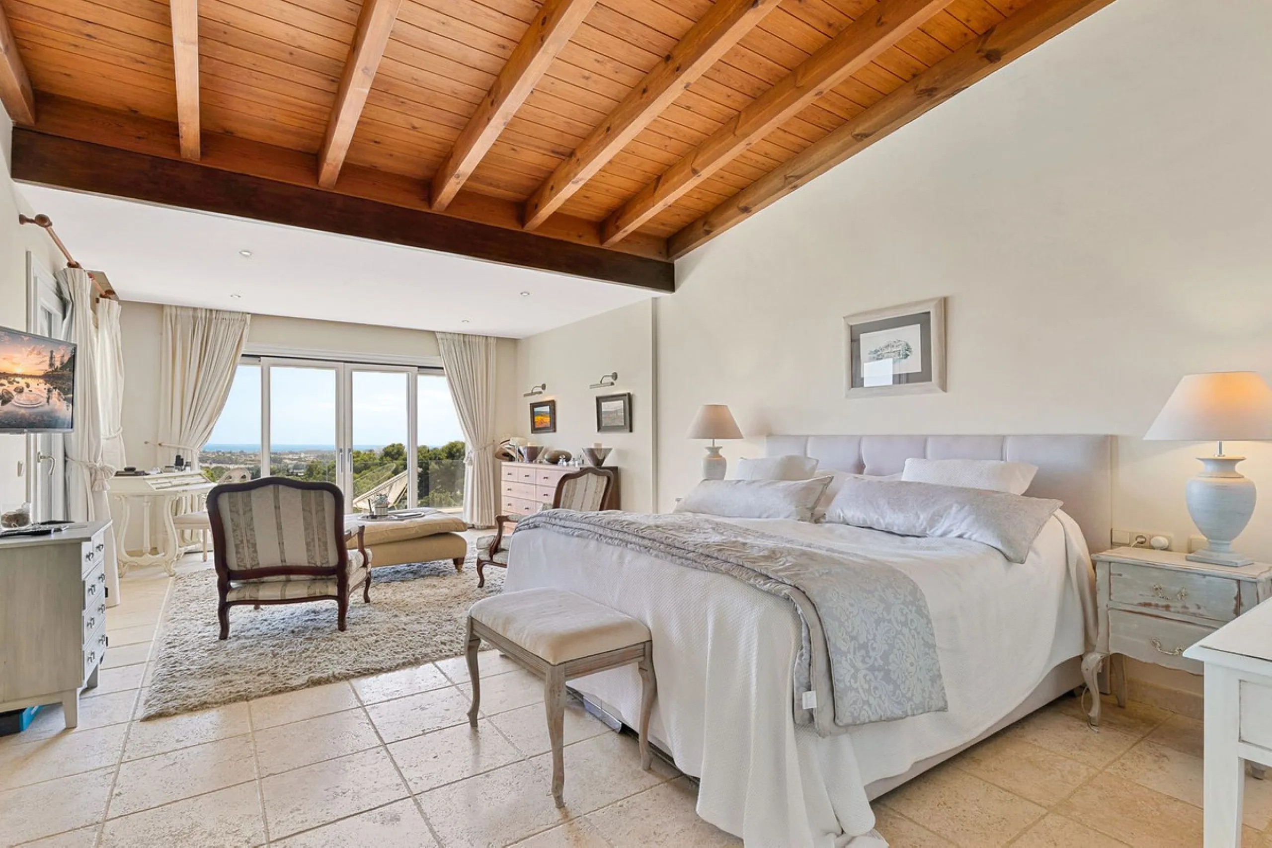 Villa for Sale in El Herrojo Alto: A Prime Architectural Estate in the Heart of La Quinta, Benahavis